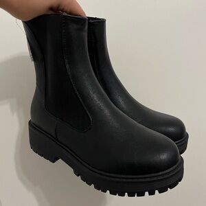 Women’s Black Lug Sole Chelsea Boots size 6